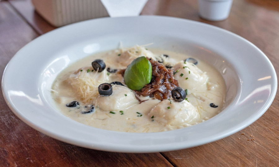 Sorrentino con queso de cabra en liviana salsa