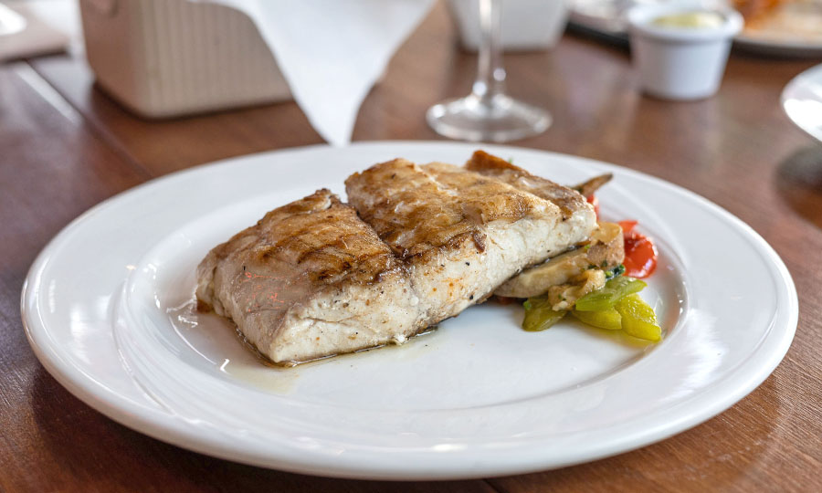Corvina fresca a la mantequilla con verduras mediterrneas