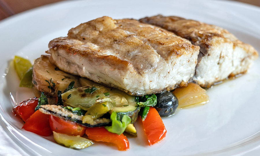 Corvina fresca a la mantequilla con verduras mediterrneas