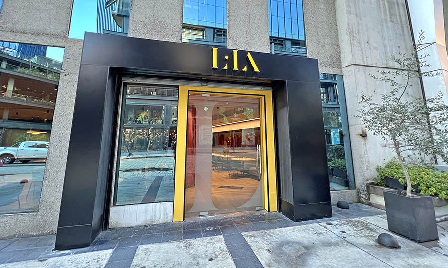 Fachada y acceso al restaurante Lila del Hotel Pullman