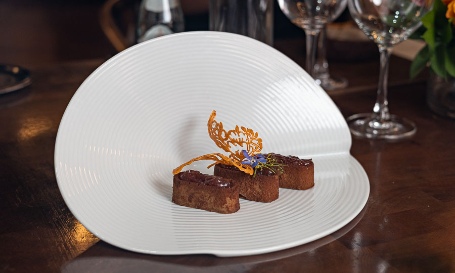 Caluga Foie gras en cubierta con cacao con mermelada de ruibarbo - Latin - Marriott (antes Latin Grill)