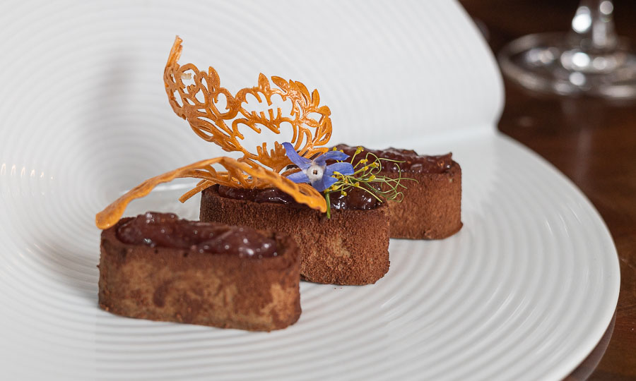 Caluga Foie gras en cubierta con cacao con mermelada de ruibarbo - Latin - Marriott (antes Latin Grill)