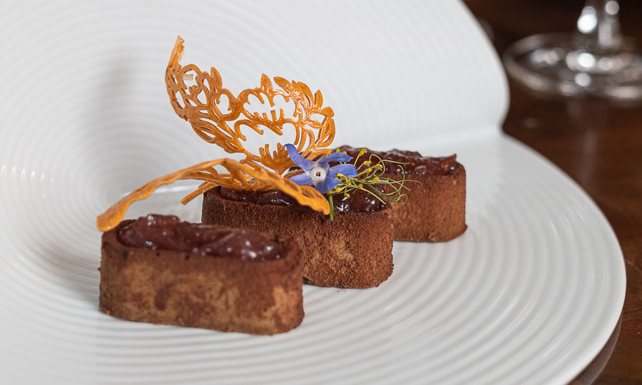 Caluga de foie gras y ruibarbo