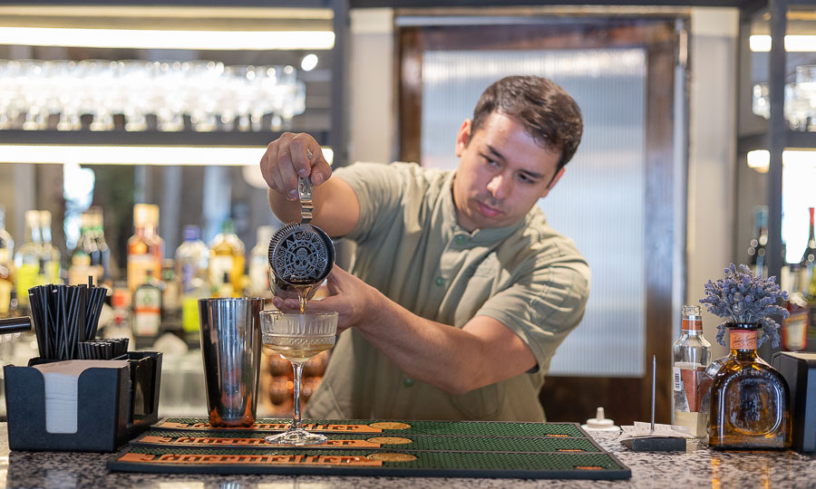 Bartender preparando un pichuncho