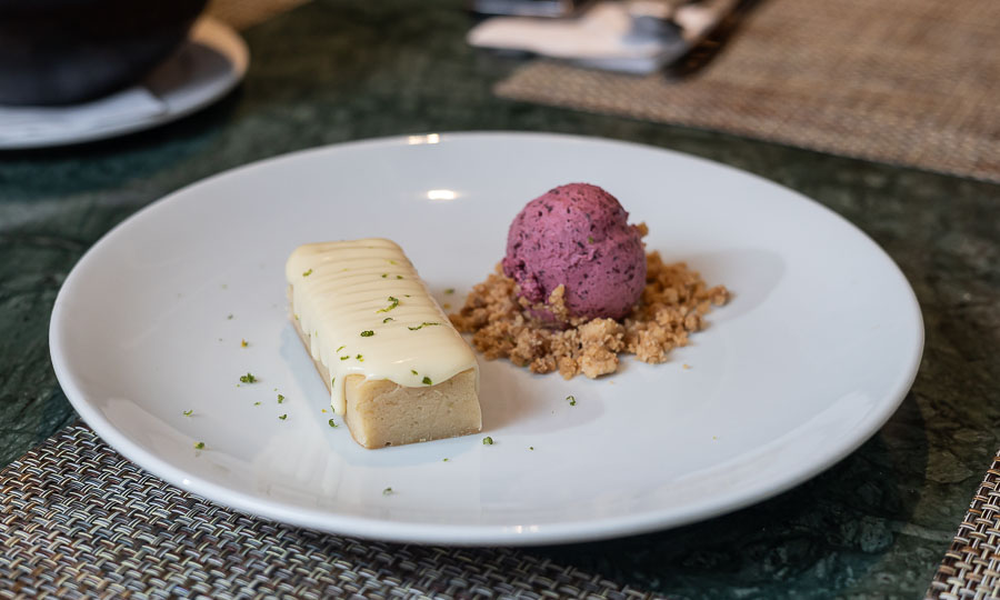 Blondie de pica con helado de frutos rojos