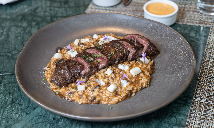 Entraa con risotto de callampas secas, queso de cabra y alioli de ajo chilote