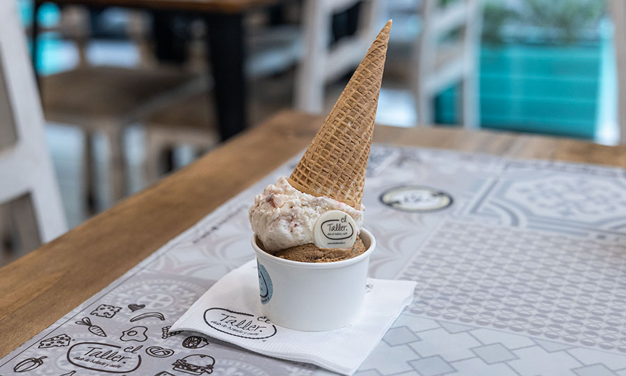 Helado en vasito con cono