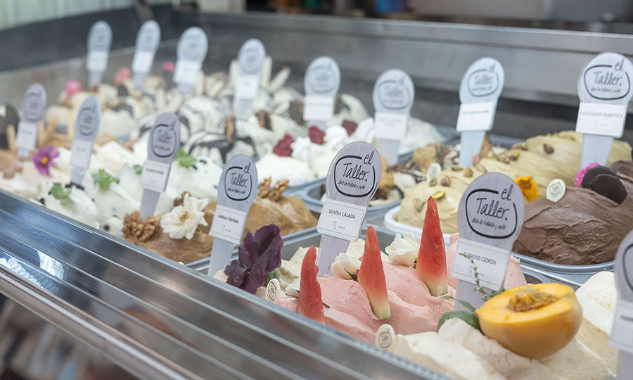 La vitrina con los helados de temporada de El Taller - El Taller