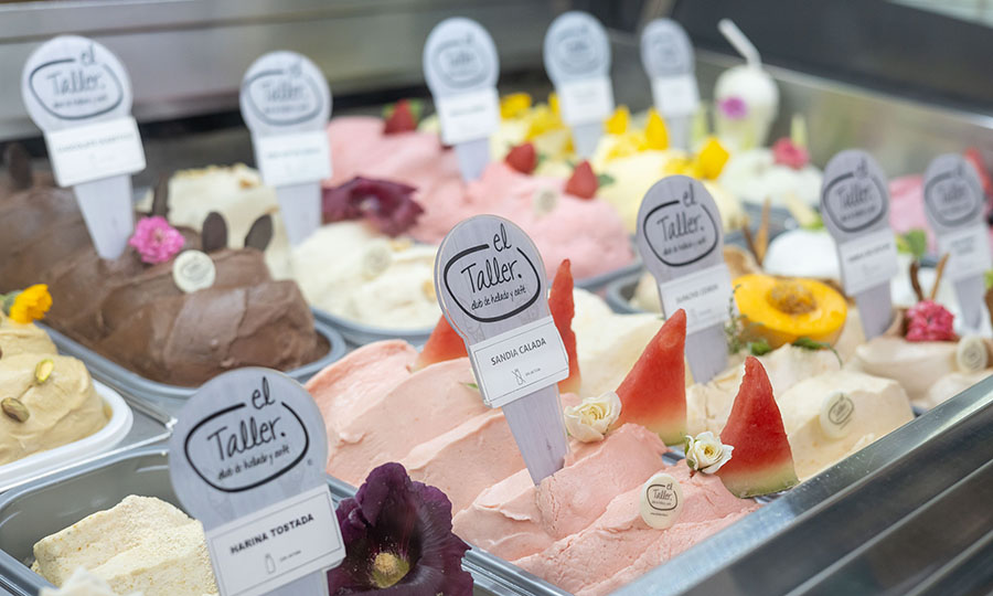 La vitrina con los helados de temporada de El Taller