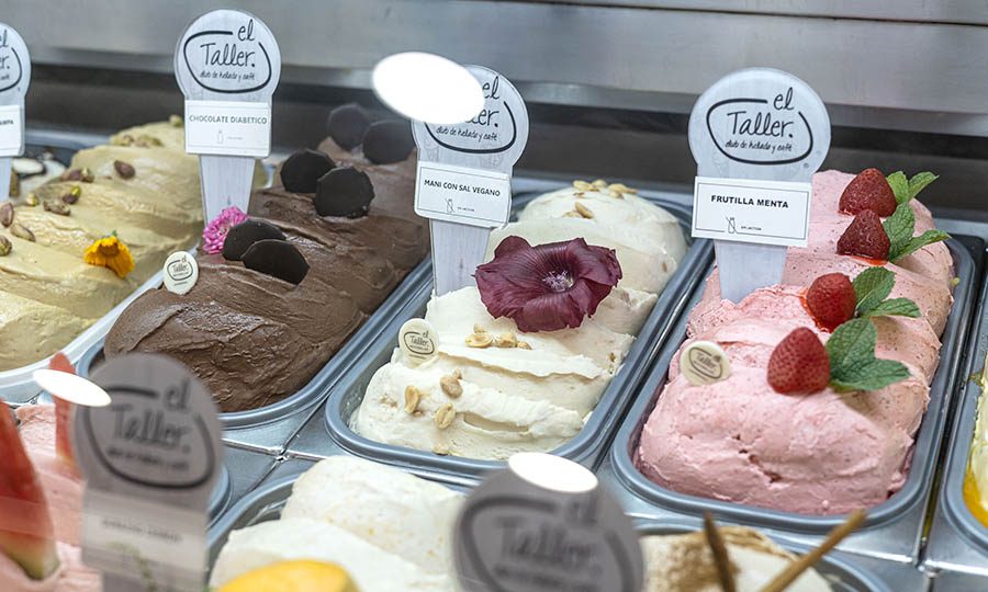 La vitrina con los helados de temporada de El Taller