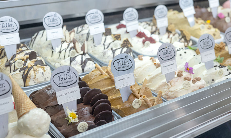 La vitrina con los helados de temporada de El Taller - El Taller