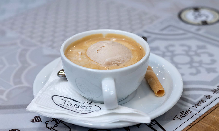 Caf affogato con helado de avellanas
