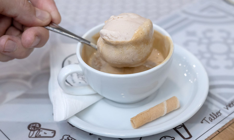 Caf affogato con helado de avellanas