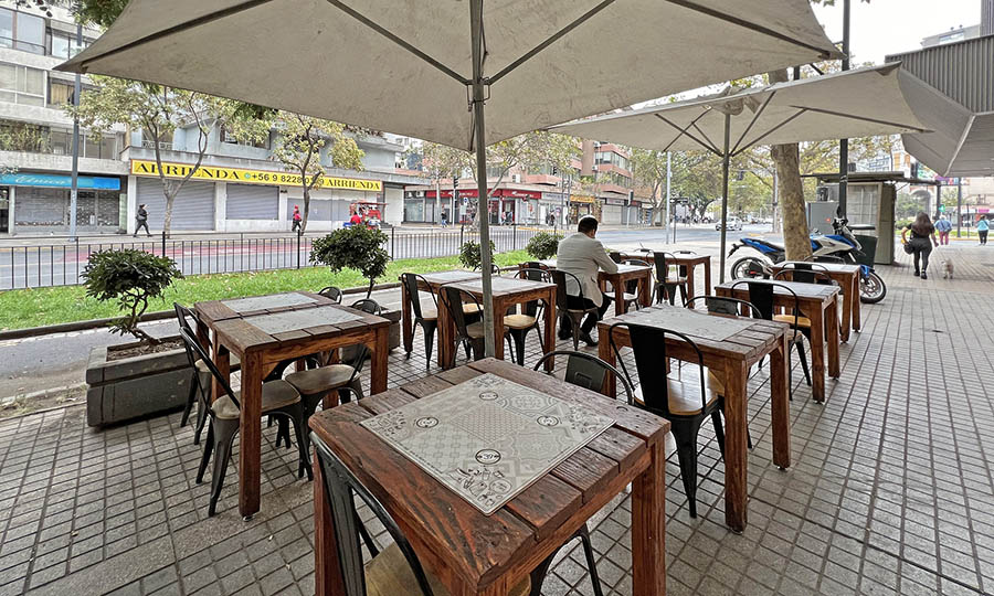 La terraza de la heladera El Taller