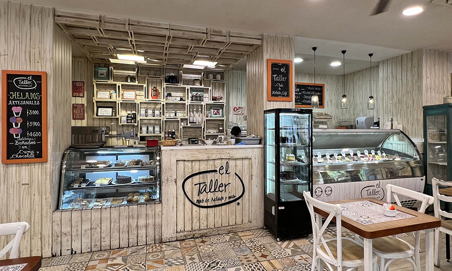 Saln interior del caf y heladera El Taller - El Taller - Providencia