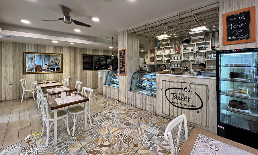 Saln interior del caf y heladera El Taller