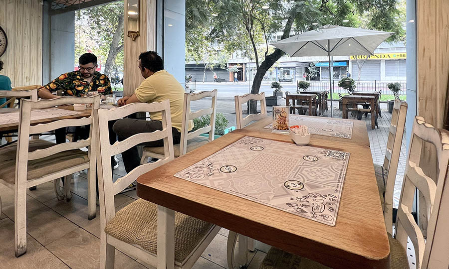 Saln interior del caf y heladera El Taller