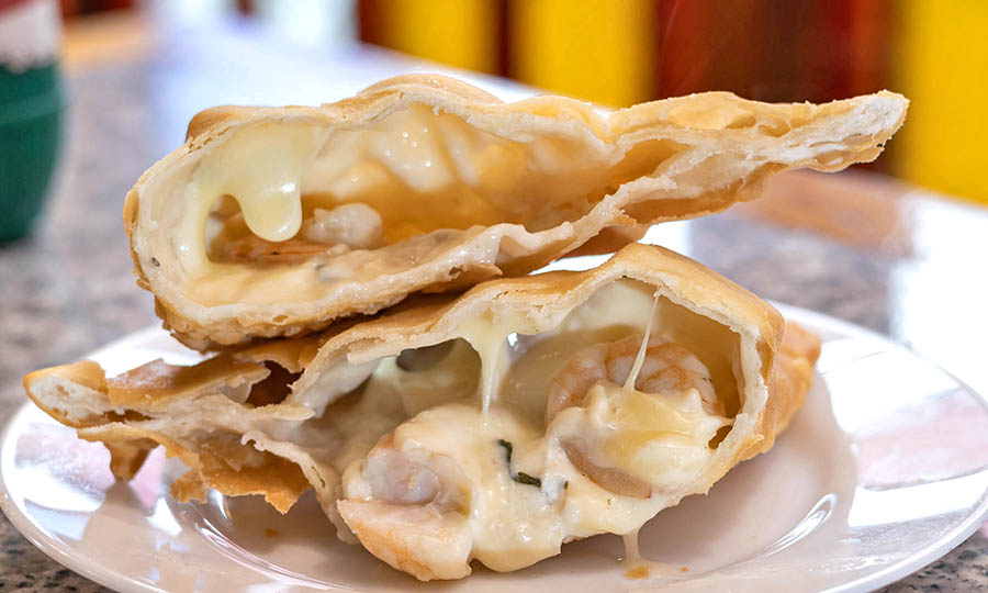 Empanada frita de camarn queso