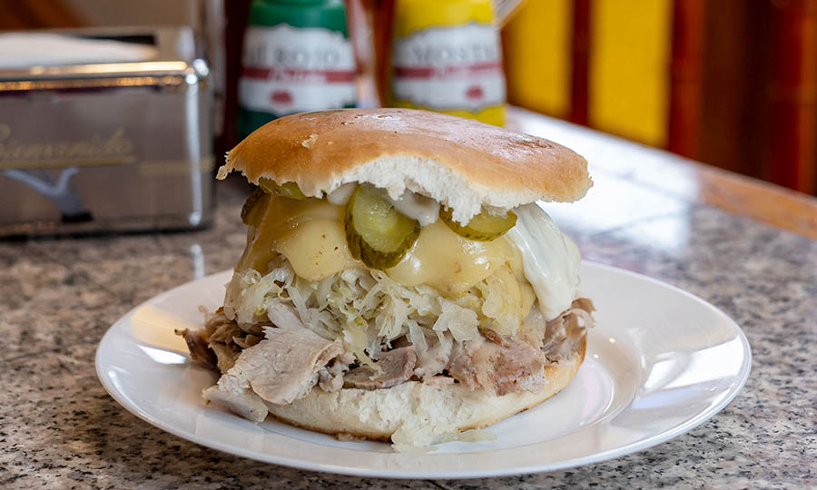 Un Lomo de cerdo a lo Pablo (chucrut, queso, mayo y pepinillo)
