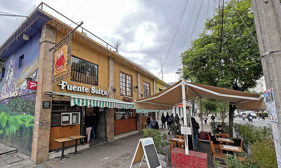Fachada y acceso a la Fuente Suiza por Irarrzaval