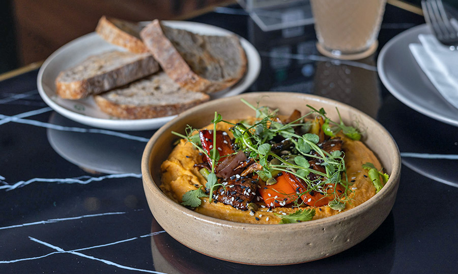 Especiado Hummus con vegetales salteados