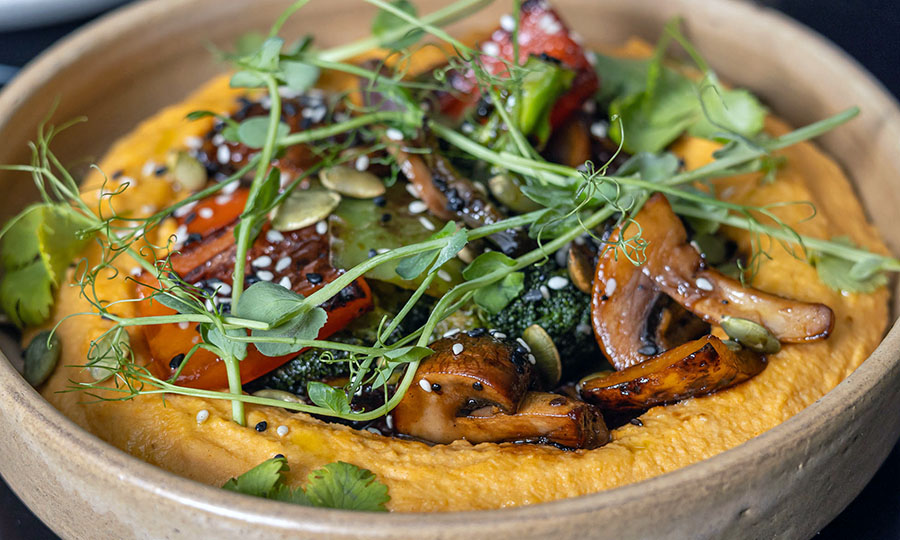 Especiado Hummus con vegetales salteados