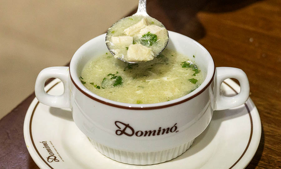 Consom reina, con trocitos de pollo