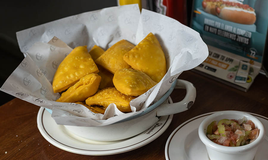 Sopaipillas con pebre