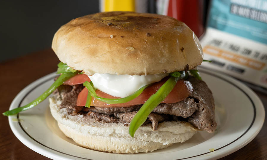 Preciso churrasco en Chacarero, con mayo adicional 
