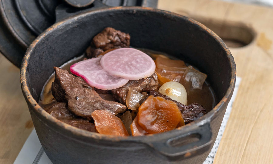Boeuf Bourguignon en marmita de hierro - Peluquera Francesa Boulevard Lavaud