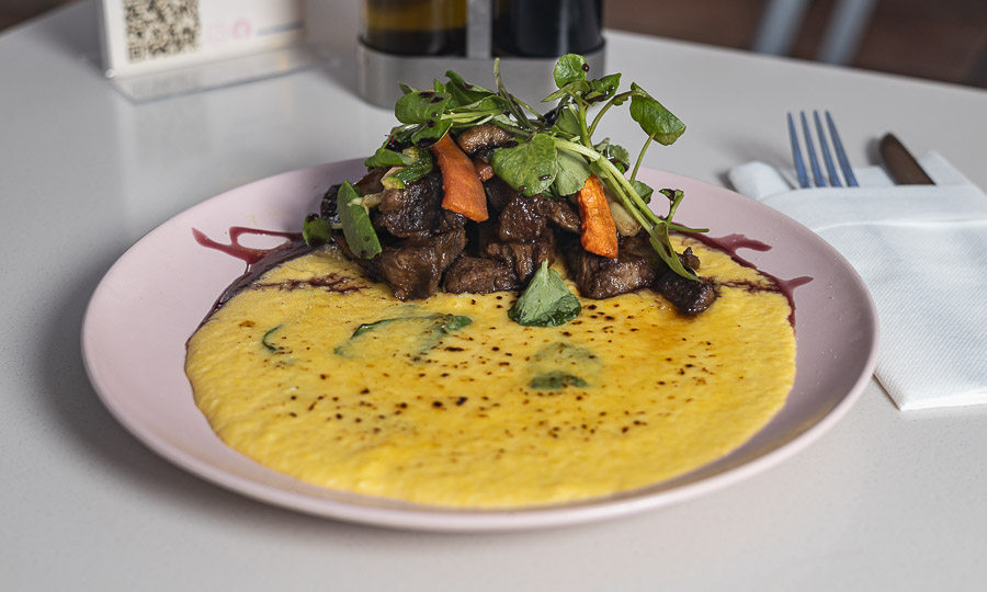 Carne braseada con pastelera de choclo