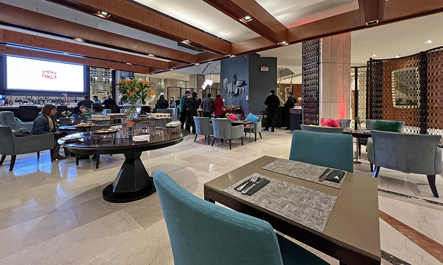 Mesas y reas de descanso del Lobby Bar del Sheraton