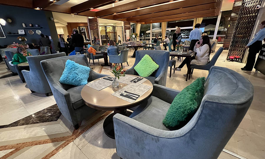 Mesas y reas de descanso del Lobby Bar del Sheraton