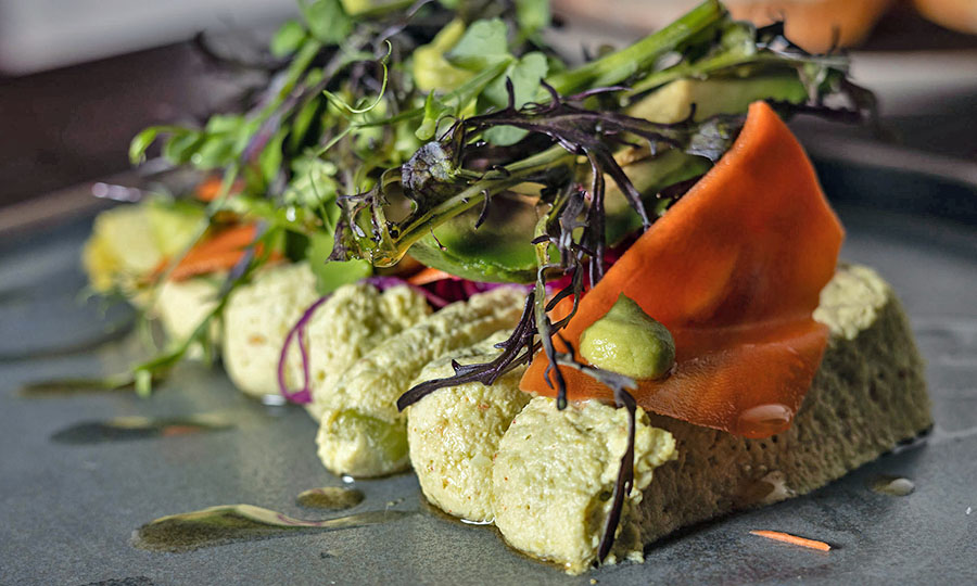 Novedoso Hummus de edamame - Backroom Bar