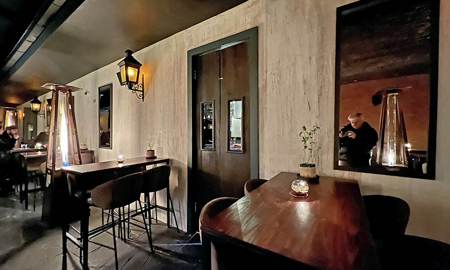 Terraza techada y el -Back Room- del Backroom - Backroom Bar