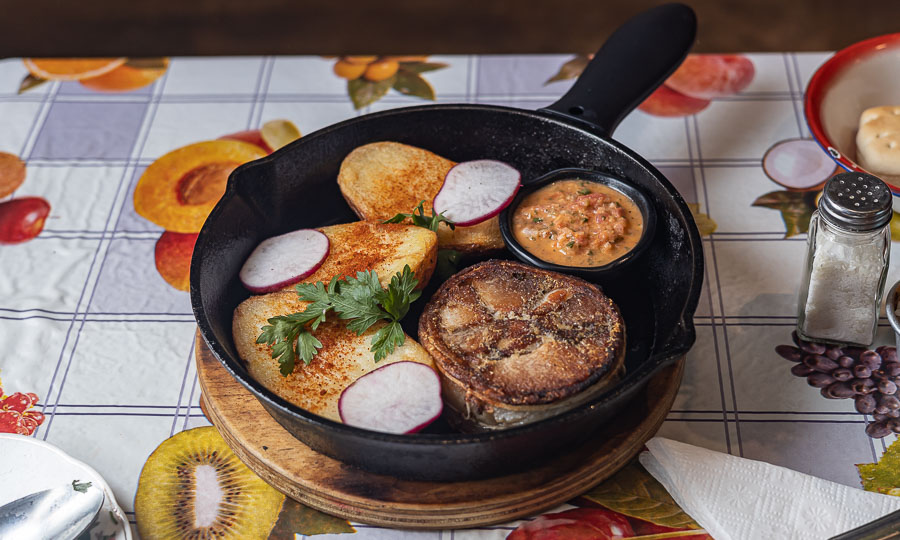 Grueso Arrollado de chancho con papas y pebre