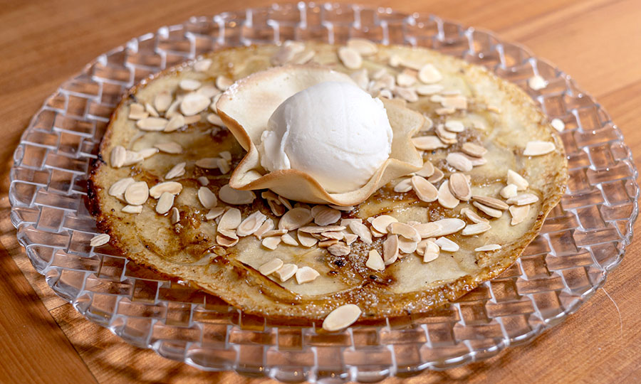 Acaramelado de manzana con helado de amaretto sour