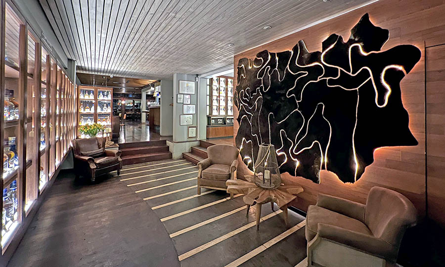 Hall de acceso al Restaurante Cuerovaca en Paseo Mao