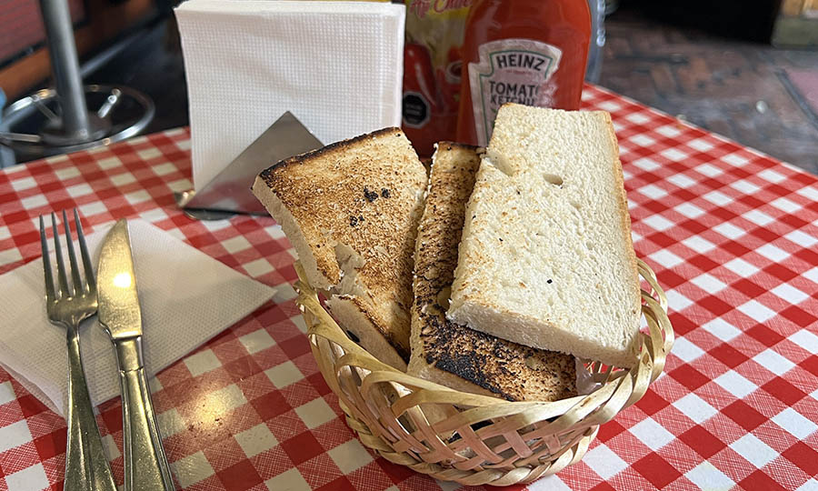 Pancito de cortesa con los platos