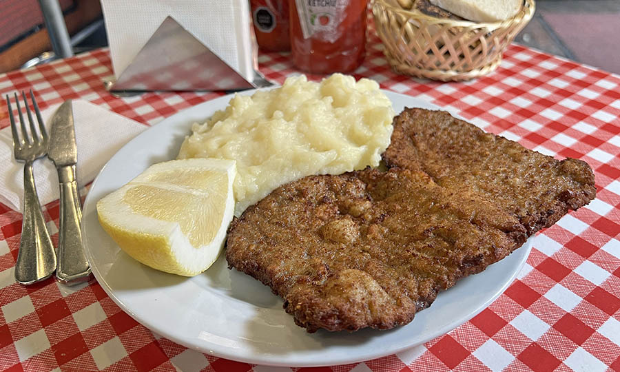 Muy buena Escalopa milanesa con agregado de puré y su limón