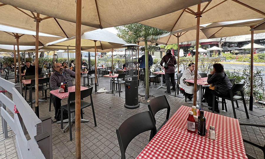 La terraza del restaurante Lomits por Av. Providencia