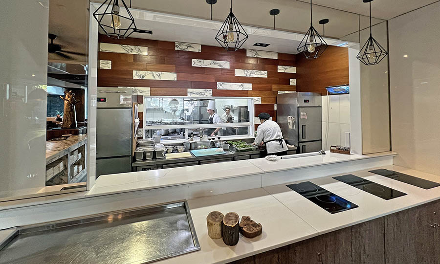 La cocina a la vista del restaurante Catae