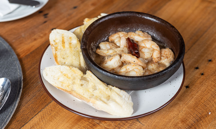 Camarón, oliva y ají