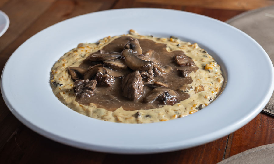 Risotto cremoso con filete y champiñones