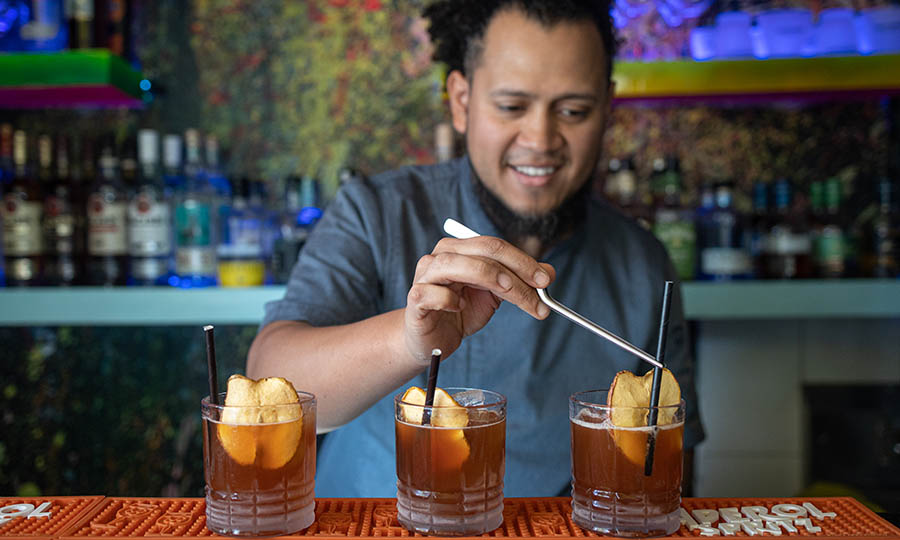 El bartender de Majka Bistro