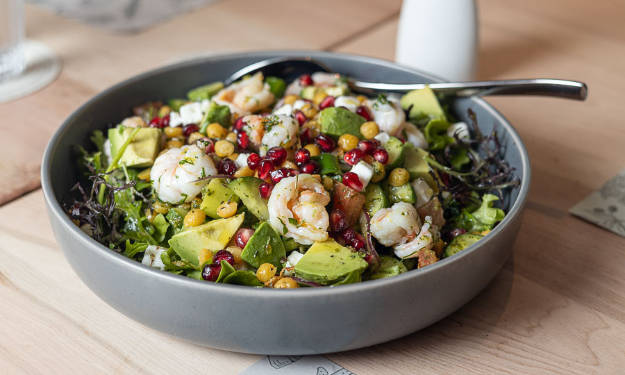 Chopped, ensalada mediterranea de camarones, palta, garbanzos