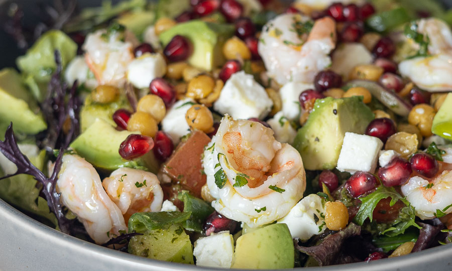 Chopped, ensalada mediterranea  de camarones, palta, garbanzos