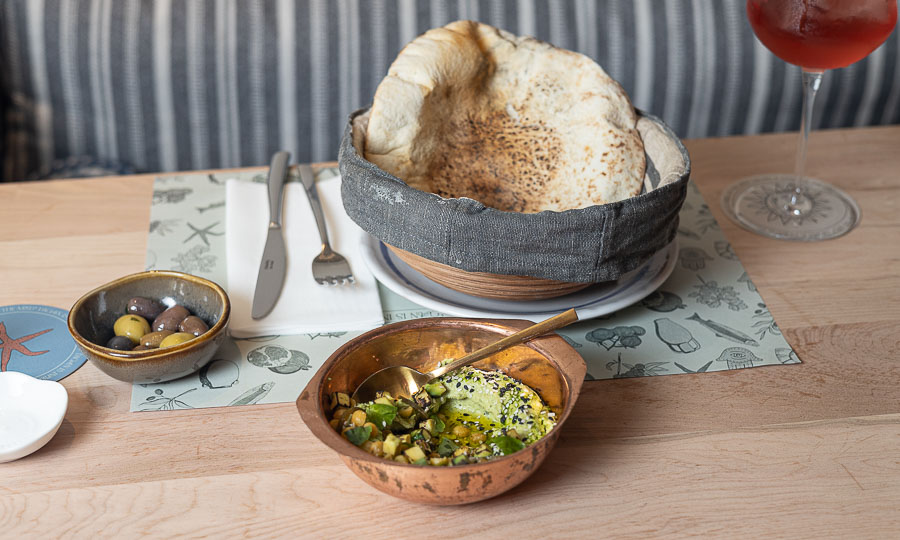 Hummus de habas con albahaca