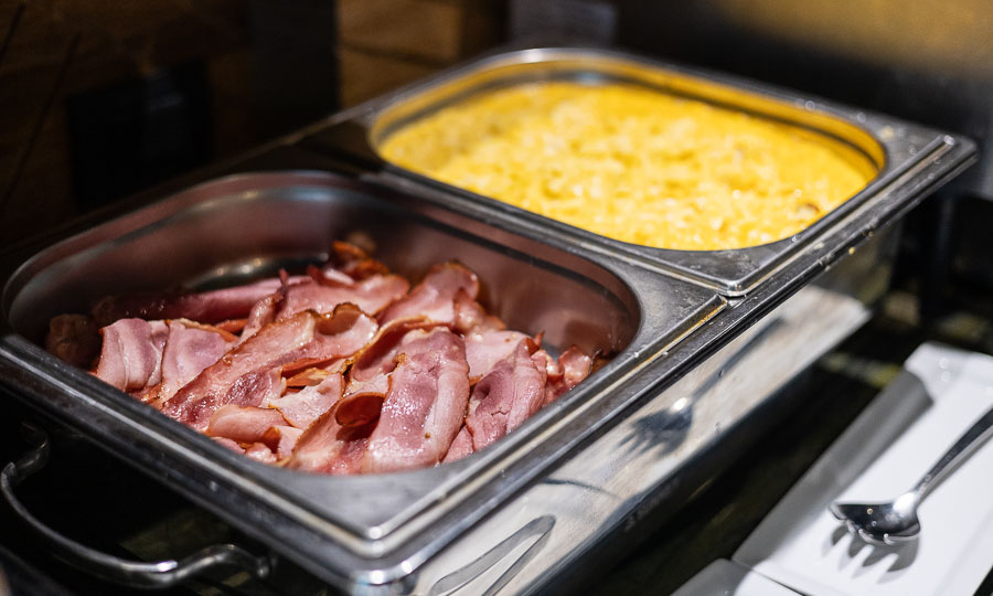 Laminas de tocino y huevos revueltos en el desayuno del Restaurante N3