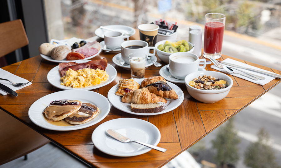 Nutrida mesa de desayuno en el Restaurante N3